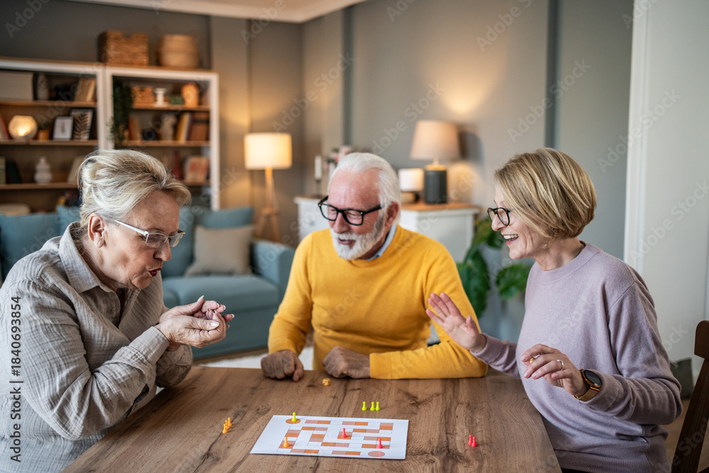 Pflegekraft und Seniorin mit einer Pusteblume